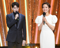 [포토] SBS연기대상 이상윤-이세영 "오늘 시상하러 왔어요"