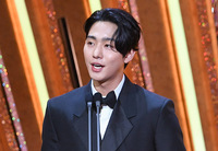 [포토] 배우 안효섭, SBS연기대상 우수연기상 수상
