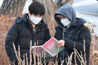 [포토] 입실 직전 책보는 변호사시험 응시생들