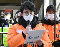 [영상] 죄수복으로 거리 나선 실내체육시설 사업자들..."제발 살려달라"