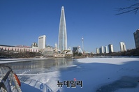 [포토] 주말에도 이어지는 맹추위, 얼어붙은 석촌호수