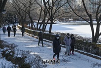 [포토] 계속되는 한파에 롱패딩 입고 운동하는 시민들