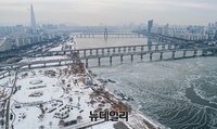 [포토] 꽁꽁 얼은 한강, 12일부터 추위 풀려