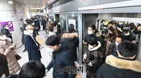 [포토] 폭설 여파로 13일 출근시간대 대중교통 증편 운행