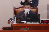 [포토] 의사봉 두드리는 윤호중 법사위원장