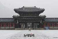 [포토] 서울 대설주의보, 눈 내리는 경복궁