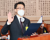 [포토] 선서하는 김진욱 초대 고위공직자범죄수사처 처장 후보자