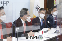 [포토] 환담 나누는 주호영-변창흠