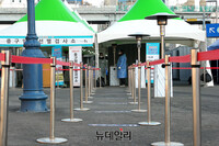 [포토] 신규확진 404명...한산한 서울역 임시 선별진료소