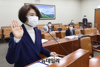 [포토] 선서하는 한정애 환경부 장관 후보자