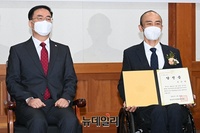 [포토] 당선증 교부 받은 정진완 대한장애인체육회장