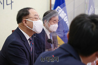 [포토] 민주당 찾은 홍남기 부총리