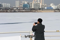 [포토] 가장 춥다는 '대한(大寒)'에 얼어붙은 한강...낮부터 추위 풀려