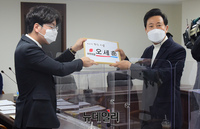 [포토] 경선 후보자 등록하는 오세훈 전 서울시장