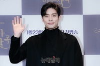 [포토] 반갑게 손인사 하는 방성훈