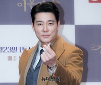 [포토] 이태곤 "상남자의 손하트"