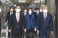[포토] 입장하는 김종인 비대위원장과 주호영 원내대표