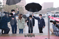 [포토] 공수처로 출근하는 김진욱 초대 처장