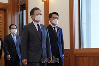 [포토] 함께 걷는 문재인 대통령과 김진욱 공수처장