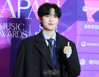 [포토] ‘2020 APAN 뮤직 어워즈’ 김재환, 자체발광 훈남