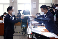 [포토] 선서문 전달하는 박범계 법무부 장관 후보자