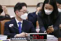 [포토] 보좌진과 대화 나누는 박범계 후보자