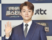 [포토] 성악가 조민규 "오늘밤 '팬텀싱어'서 만나요"