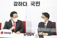 [포토] 환담 나누는 주호영-김진욱