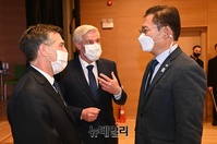 [포토] 대화 나누는 '송영길-미하엘 라이펜슈톨-아키바 토르'