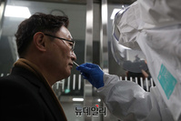 [포토] 서울동부구치소 점검 나선 박범계, 출입전 신속 항원 검사 