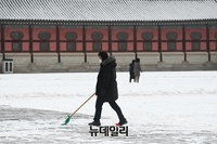 [포토] 다시 찾아온 한파, 기온 떨어져 빙판길 사고 주의