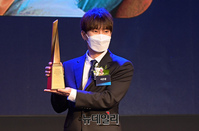 [포토] 비투비 서은광 " 퍼스트 브랜드 대상 받았어요"