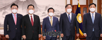 [포토] 한자리에 모인 국회의장과 여야 원내대표