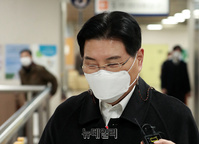 [포토] 홍문종 전 의원...1심서 징역4년, 법정구속 면해