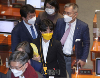 [포토] 본회의장 떠나는 류호정 정의당 의원