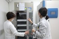 [포토] 해동 백신용 냉장고 점검하는 의료진