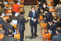 [포토] 퇴장하는 이낙연 더불어민주당 대표
