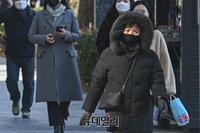[포토] 추워진 날씨에 두꺼워진 옷차림, 일부지역 한파특보
