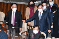 [포토] 대화 나누는 김태년-주호영