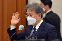 [포토] 선서하는 권칠승 중소벤처기업부 장관 후보자