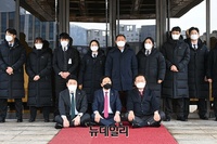 [포토] 출입제지 당하자 항의하는 국민의힘 의원들