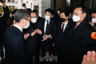 [포토] 김인겸 법원행정처 차장에게 항의하는 국민의힘