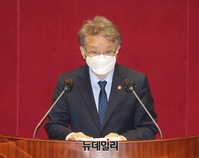 [포토] 인사말 하는 권칠승 신임 중소벤처기업부장관