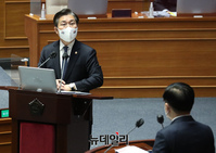 [포토] 의원들의 질문에 답하는 성윤모 산업통상부 장관