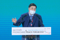 [포토] 2021 평창평화포럼, 특별연설 오른 서정진 셀트리온 명예회장