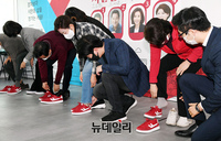 [포토] 빨간운동화 신는 국민의힘 서울시장 예비후보