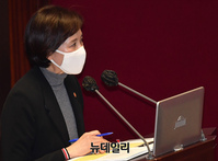 [포토] 답변하는 유은혜 사회부총리 겸 교육부 장관