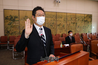 [포토] 선서하는 황희 문화체육관광부 장관 후보자