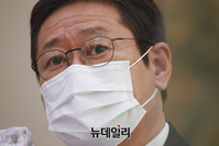 [포토] 답변하는 황희 문화체육관광부 장관 후보자