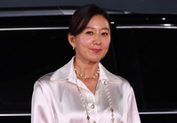 [포토] 화이트 드레스 입은 김희애